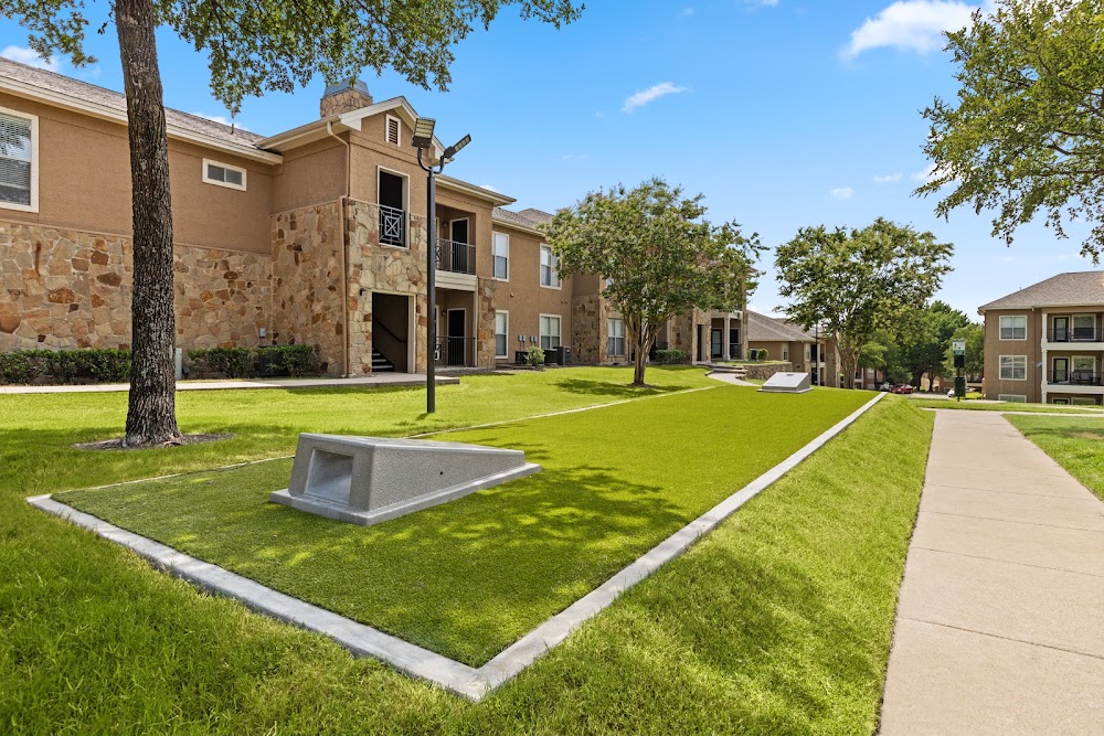 El Lago Apartments